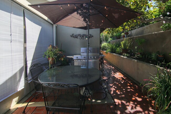 Building Photo - Furnished Single Story Home West of the Freeway