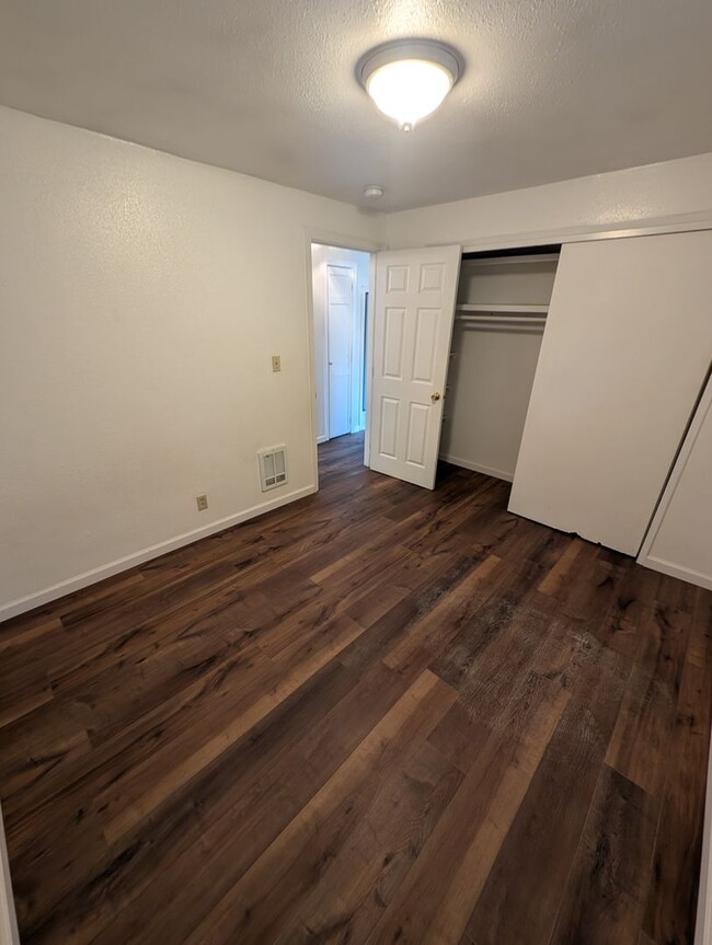 Building Photo - Updated Bremerton Duplex, Close to EVERYTH...