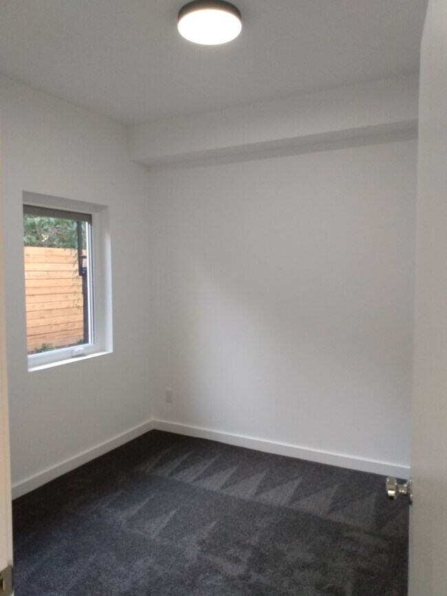 Building Photo - 3 BD/2 BA -Two-Level Townhome, 1bdrm lower...
