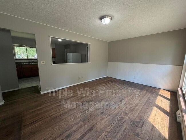 Building Photo - 675 Lilac Dr
