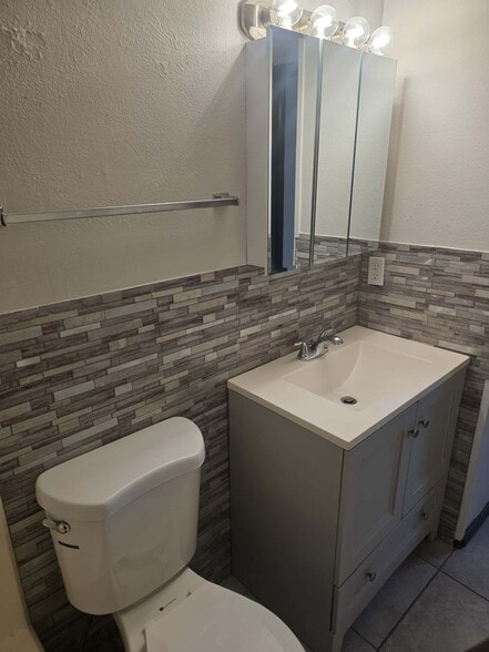 Bright bathroom - 212 N 44th St