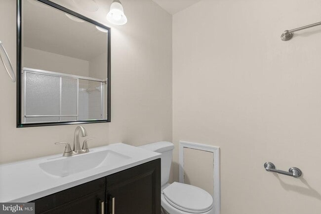 Building Photo - 13 Dinsdale Ct