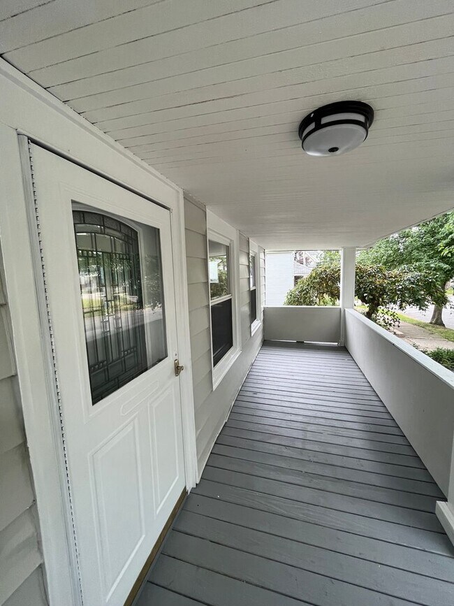 Building Photo - Old Brooklyn Area - 3 Bedroom Single Famil...