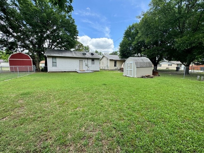 Building Photo - Two Bedroom Centrally Located in Ardmore