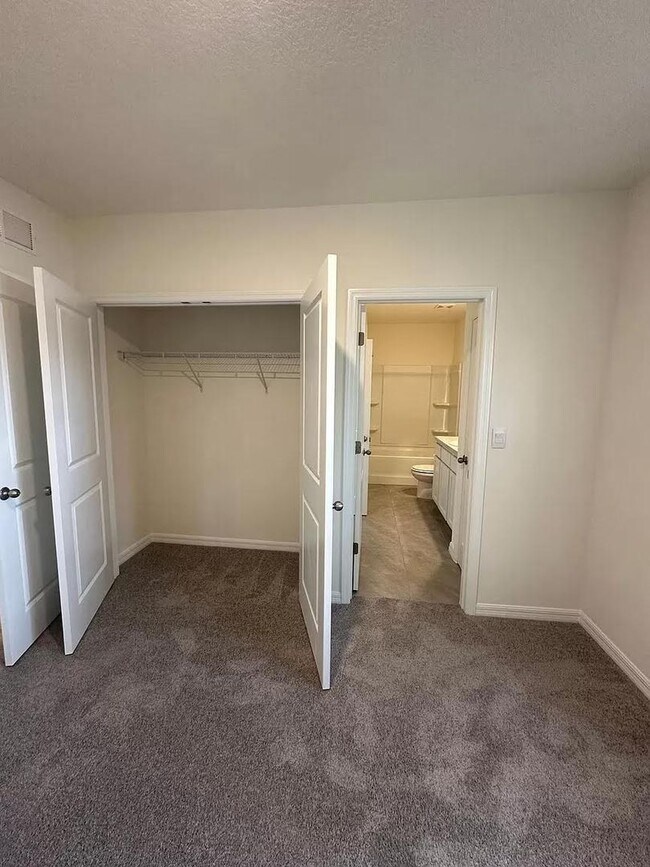 Building Photo - 3 Bedroom 2.5 Bath Townhouse