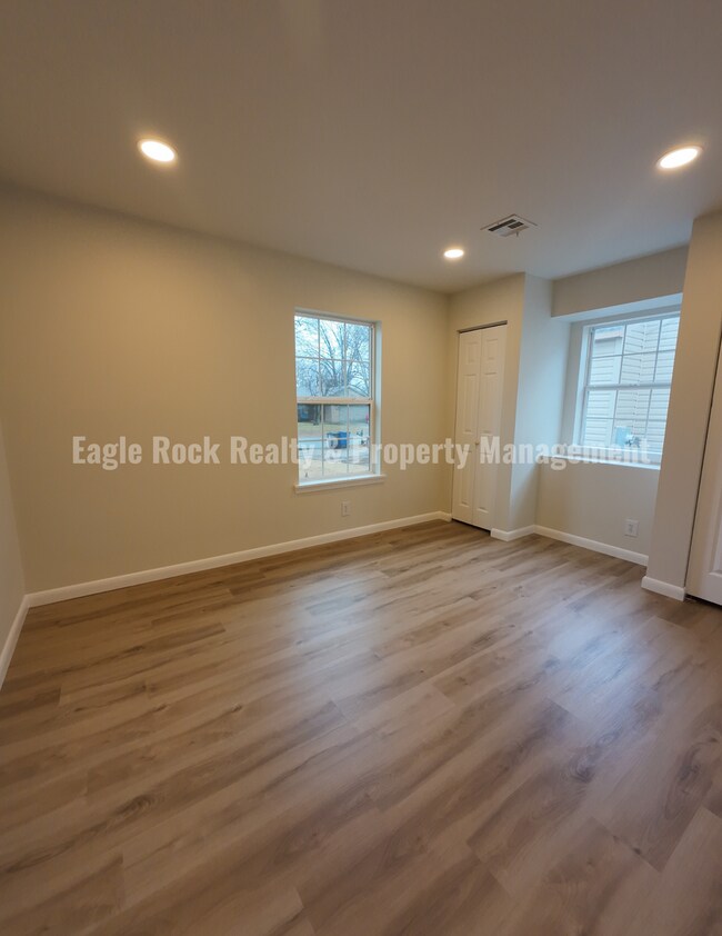 Building Photo - 1369 E 67th St
