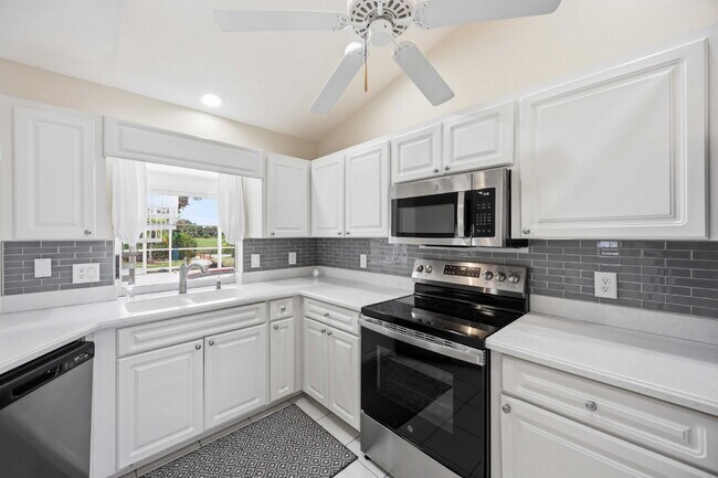 Building Photo - "Spacious 3-Bedroom Retreat with 2 Full Baths in Rotonda West Pinehurst!"