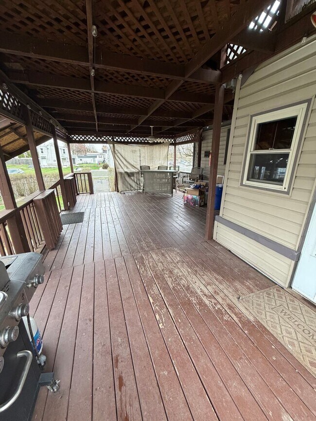 Building Photo - Spacious 4BR in a Quiet, Private Pocket