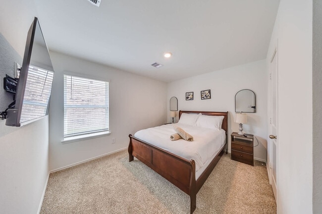 Building Photo - 6055 Diamond Vis Ct