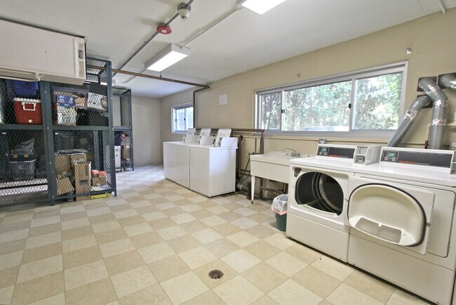 Building Photo - 3852 N Parkway Dr