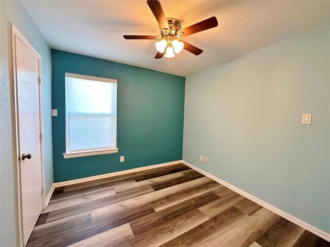 Building Photo - 814 N Riverside Dr