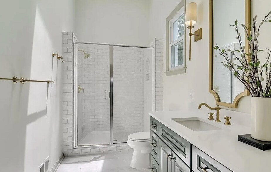 Main floor primary bath - 94 Bristlecone Ln
