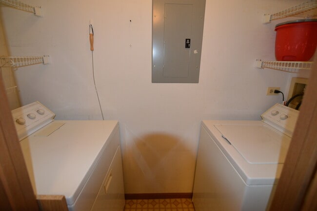Building Photo - 4402 W Shamrock Ln