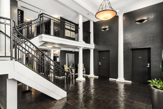 Building Photo - Beautiful condo w/garage space in desirable Belltown! Available 6/10/2026!