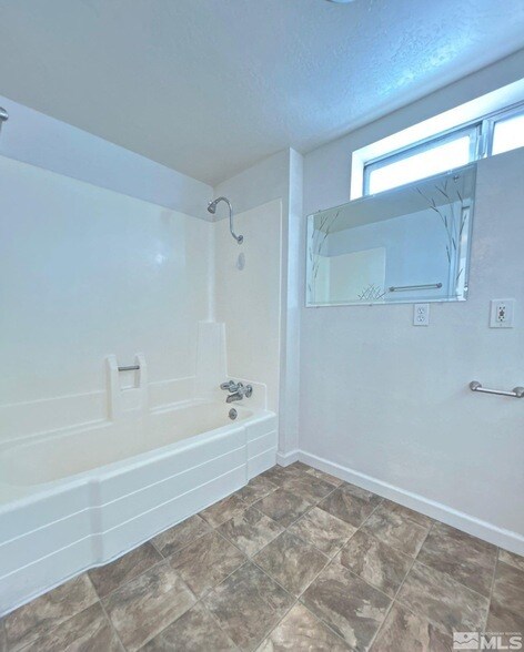Building Photo - 538 1/2 6th Street Unit