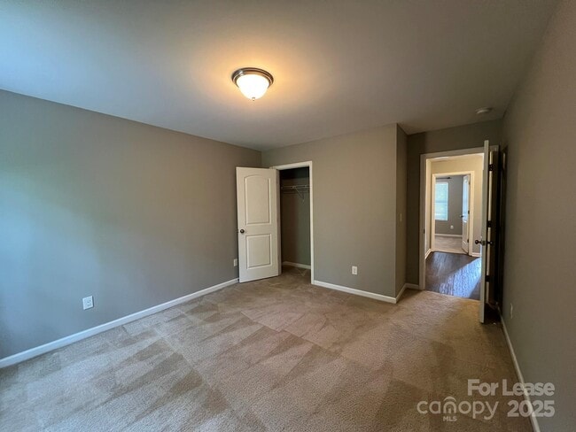 Building Photo - 2198 Laurens Dr