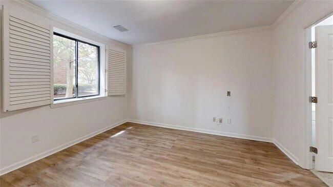 Building Photo - 300 Johnson Ferry Rd