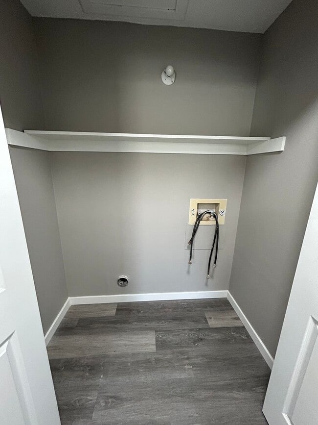 Building Photo - 1/2 OFF FIRST MONTH'S RENT!!!!!  MOVE-IN READY! Gorgeous! Newly Remodeled 3 Bedroom 2 Bathroom Home!