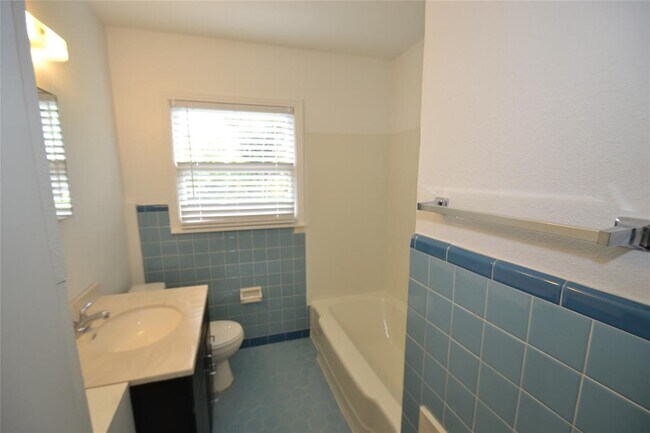 Building Photo - 1211 Ridgemont Dr