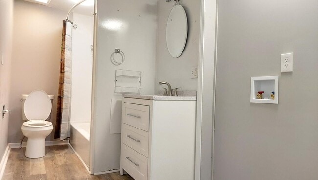 Building Photo - AVAILABLE 3/9/26  Very Nice 3BR/1BA Single Family Home on Quiet Street