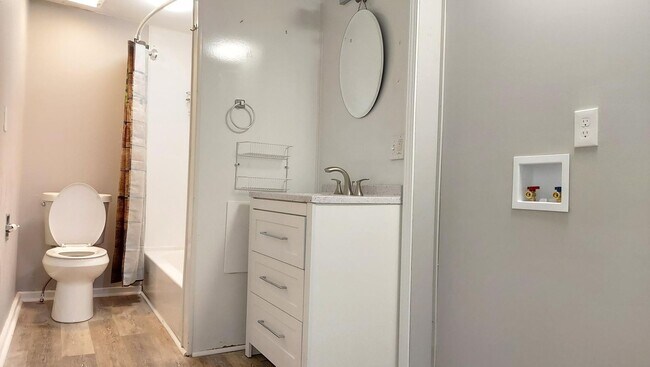 Building Photo - Very Nice 3BR/1BA Single Family Home on Quiet Street