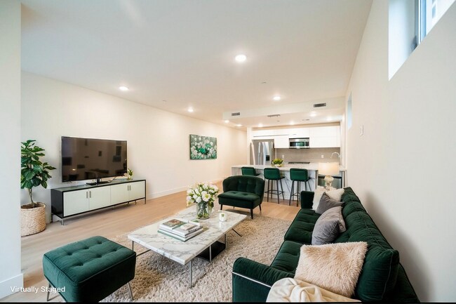 Building Photo - 2000 N Beachwood Dr