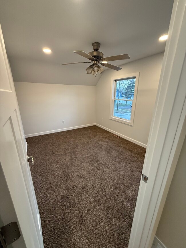 Building Photo - 202 Oak St