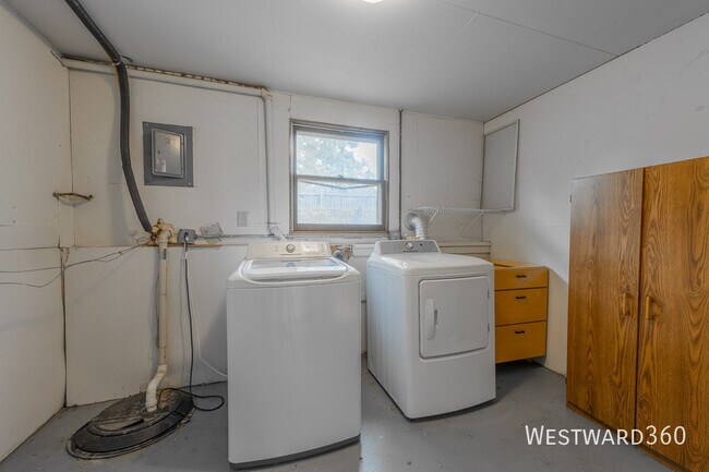 Building Photo - 2221 Belmont Ave
