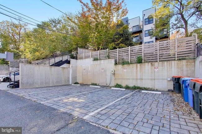 Building Photo - 4017 Davis Pl NW