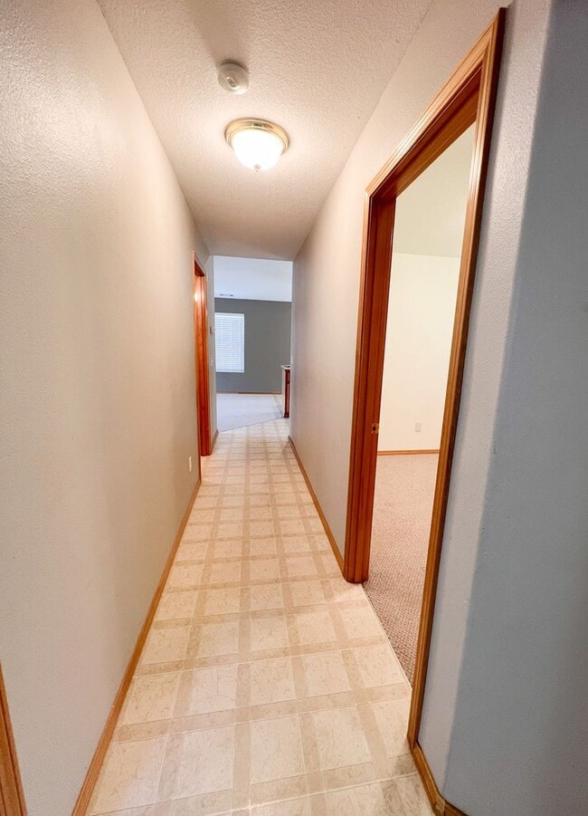 Building Photo - Three Bedroom, Two Bath House in Southview