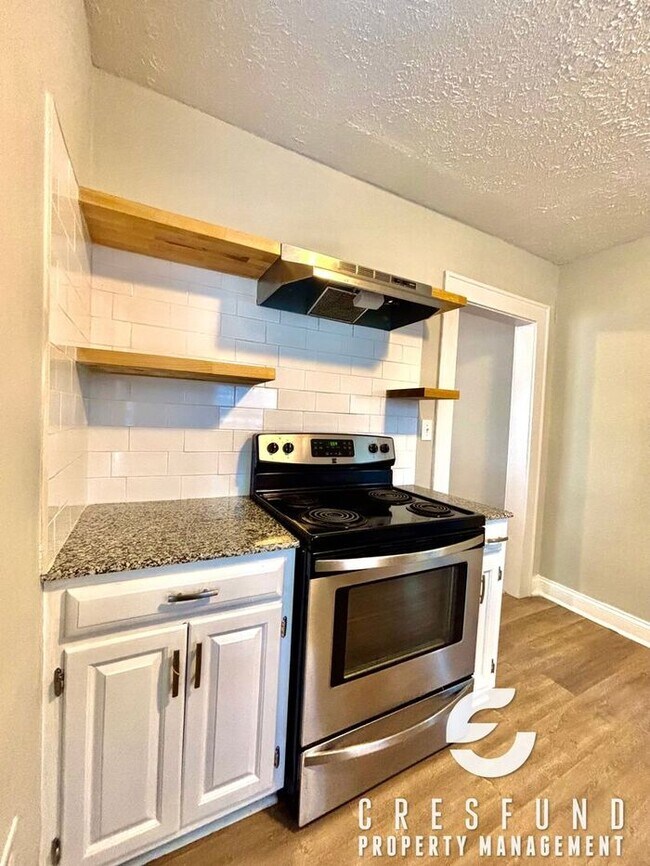 Building Photo - Charming 3 Bedroom 2 Bath Cottage style