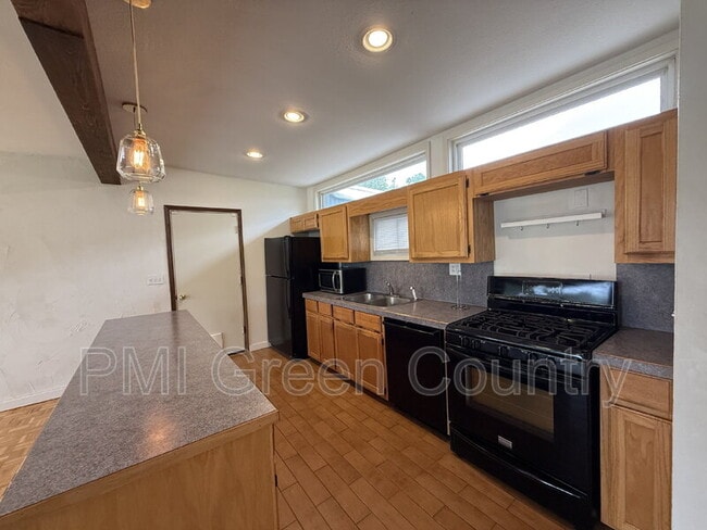 Building Photo - 4978 E 26th St