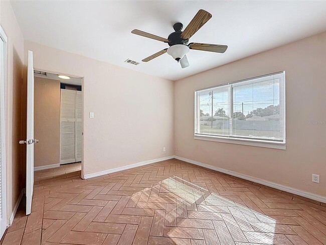 Building Photo - 5810 Tangerine Ave S