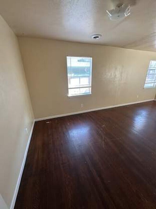 Building Photo - AVAILABLE NOW!