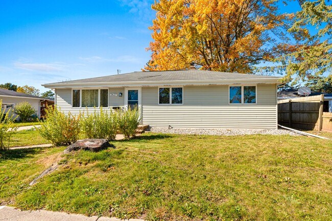 Building Photo - 3 BR 1.5 BA ranch house w/ large garage