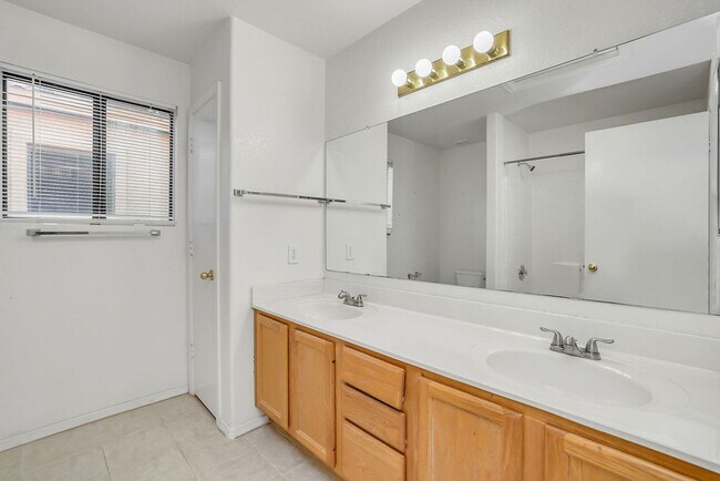 Building Photo - Beautiful Ahwatukee Home!