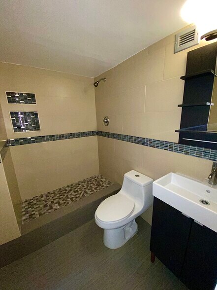 Building Photo - 999 Brickell Bay Dr