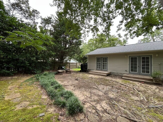 Building Photo - Comfortable 3BD, 1.5BA House with Large Fe...