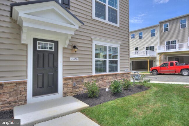 Building Photo - 2506 EMBER Ln