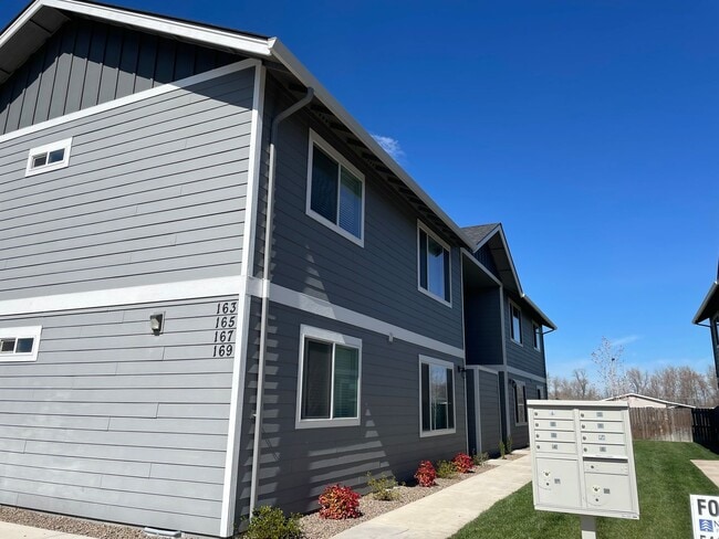 Building Photo - Newer-Very Nice 2 Bedroom 1 Bath Upstairs Apartment****HALF OFF FIRST FULL MONTHS RENT******Pet F...