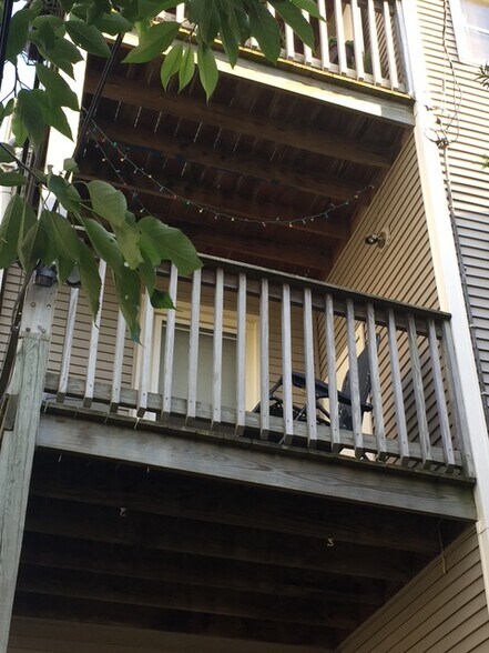 Building Photo - 2126 W Barry Ave