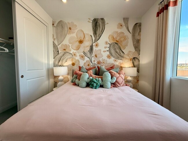 Building Photo - FULLY FURNISHED 3 BED 2.5 BATH 2 CAR GARAG...