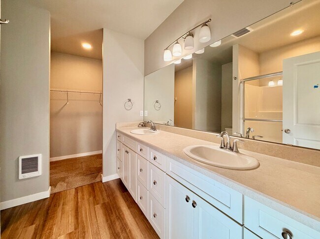 Building Photo - GORGEOUS LA PINE HOME! LARGE FENCED YRD, PELLET STOVE, UPGRADED KITCHEN & MORE!!