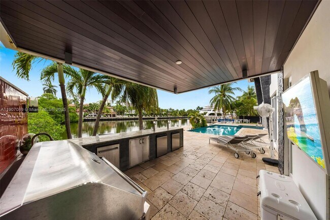 Building Photo - 300 Royal Plaza Dr