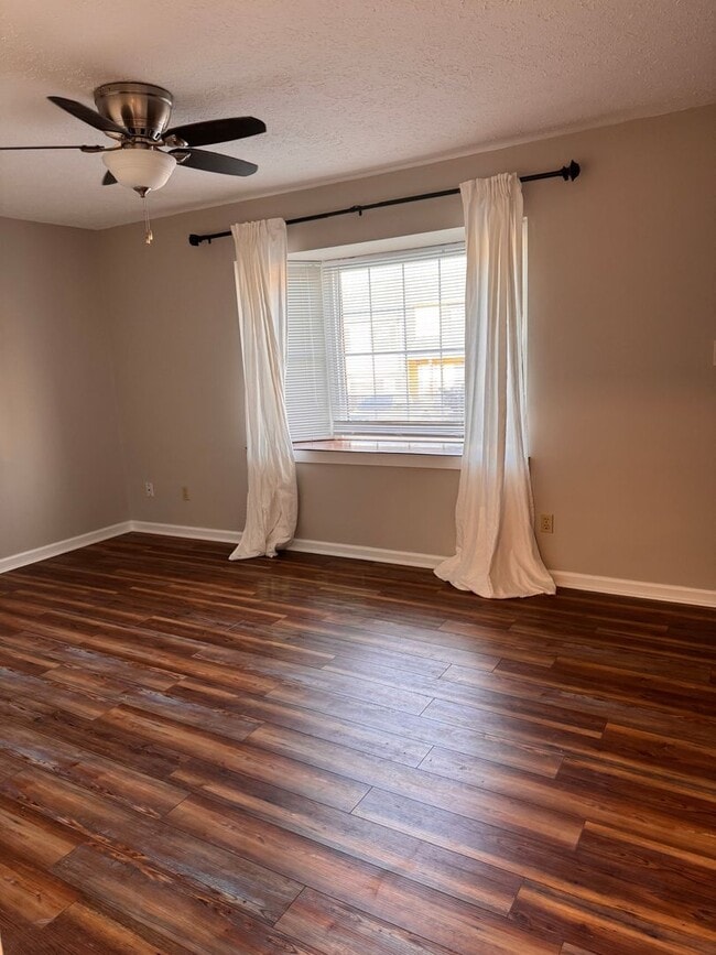 Building Photo - 3 Bedroom || 2.5 Bathroom - Townhome