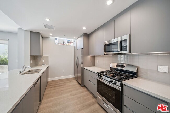 Building Photo - 1223 Hayworth Ave