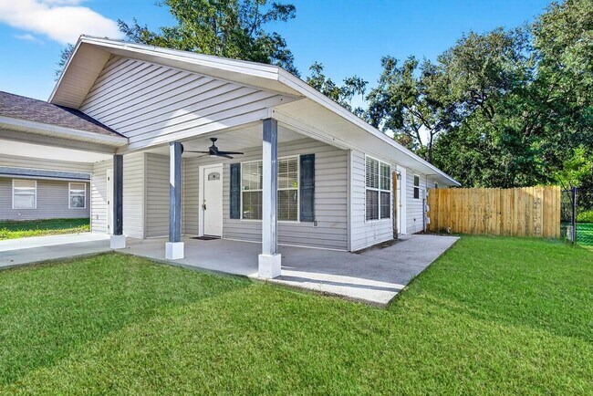 Building Photo - 2126 Center Way