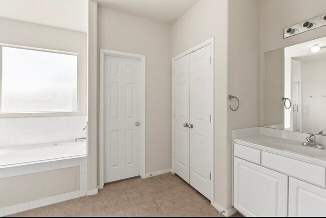 Building Photo - 21627 Cozy Hollow Ln