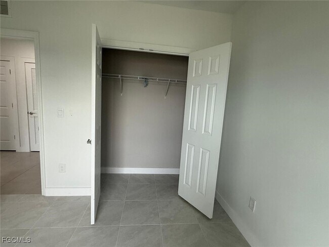 Building Photo - 1304 NE 9th Pl