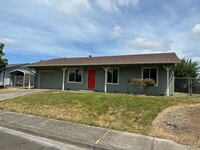 Building Photo - *COMING SOON* 3 Bedroom 1 Bath Single Fami...